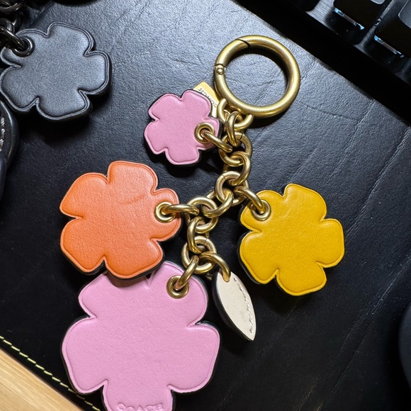 Coach tea rose mix bag charm - Picture 3 of 3